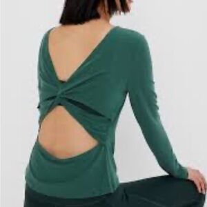 GapFit Breathe Open Back Twist T-Shirt